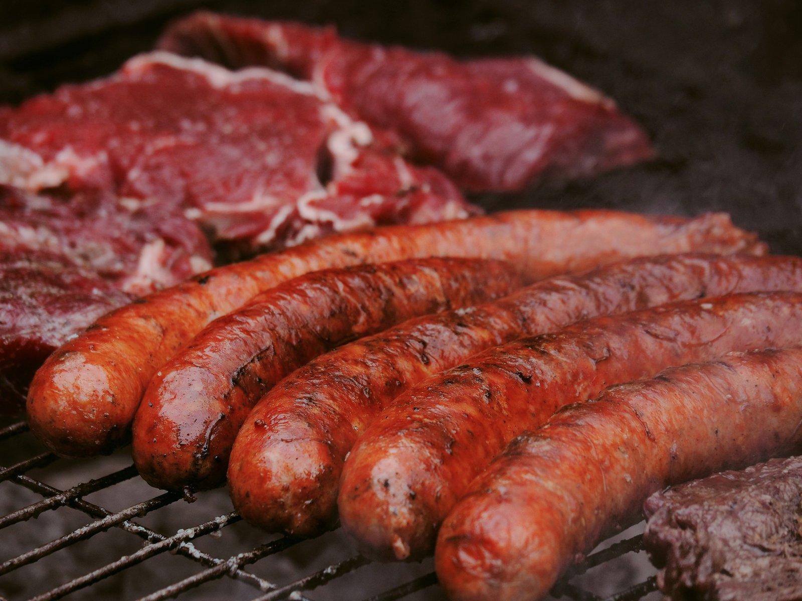 Mengapa Sosis dan Daging Olahan Gampang Basi? Yuk, Cek Bungkus Casing-nya!